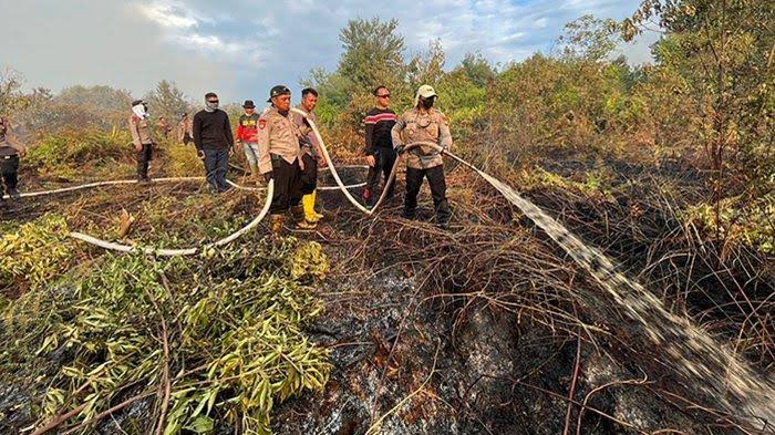 Kapolres Dumai dan Bengkalis Berlebaran di Titik Api Karhutla