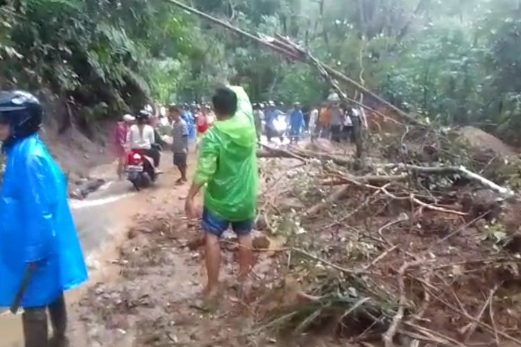 Jalan Sumbar-Riau di Kelok 9 Longsor, Antrean Kendaraan Sampai 5 Kilo