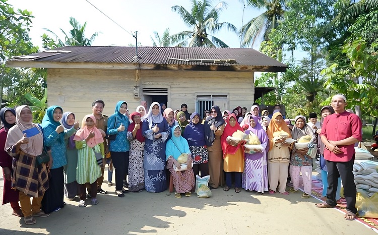 Misnarni Syamsuar Kembali Berbagi, Kali Ini Untuk Warga Lembah Damai