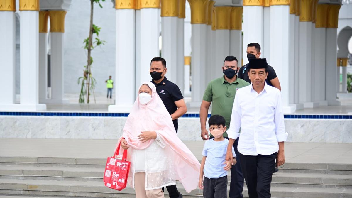 Presiden Jokowi Bersama Keluarga Rayakan Idul Fitri 1444 H di Solo