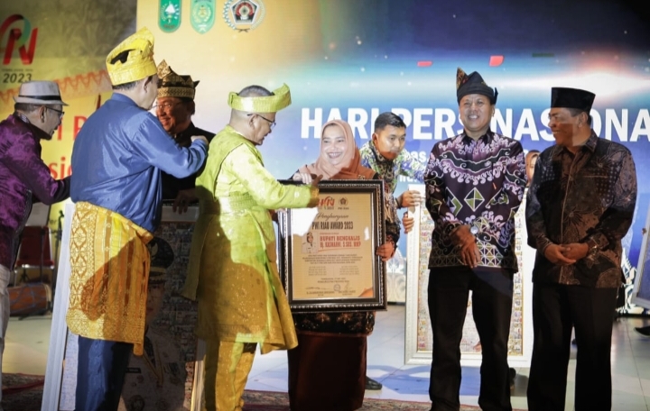 Bupati Kasmarni Terima PWI Awards Sempena HPN dan HUT Ke-77 PWI