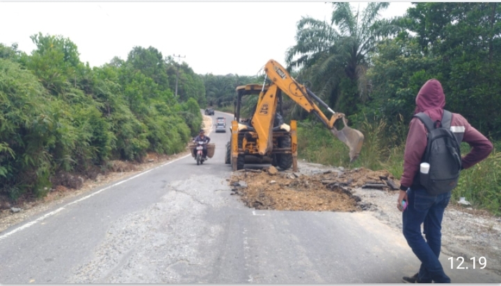 Mobil Besar Bebas Melintas, Jalan di Danau Buatan dan Okura Sering Rusak