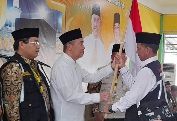 Lepas Kloter Pertama Haji Riau, Gubernur Riau Minta Doa Terpilih Pemimpin Amanah di Pemilu 2024
