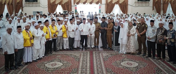 Diikuti 270 CJH, Bupati Rohil Buka Bimbingan Manasik Haji dan Serahkan Bantuan