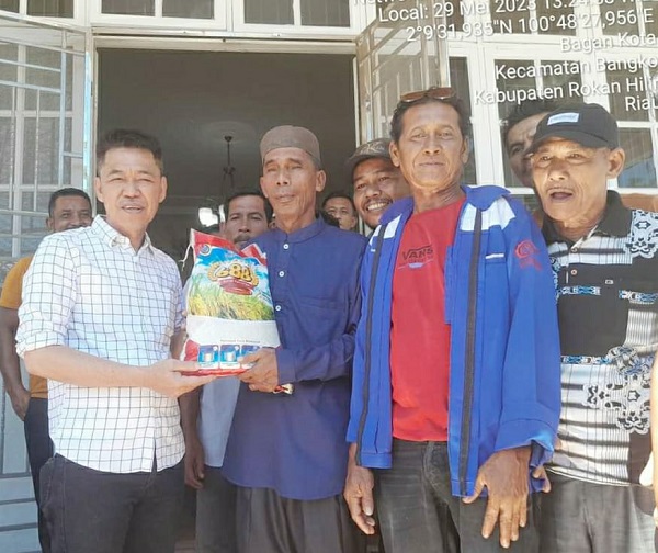 Peduli Rakyat yang Kehilangan Pekerjaan, Bupati Rohil Serahkan Bantuan