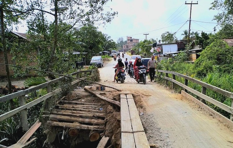 Ambruk Karena Lapuk, PUPR Riau Bergerak Cepat Perbaiki Jembatan Parit Landang