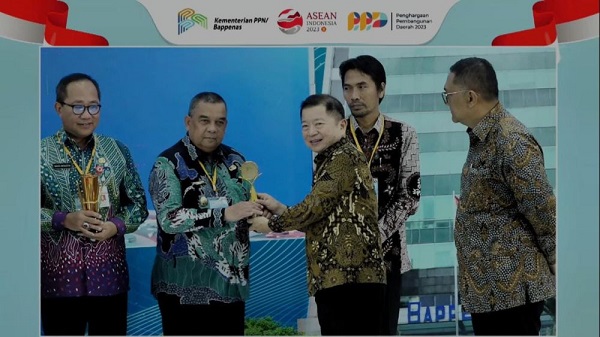Pemprov Riau Menerima Penghargaan Khusus dari Kementerian PPN/Bappenas