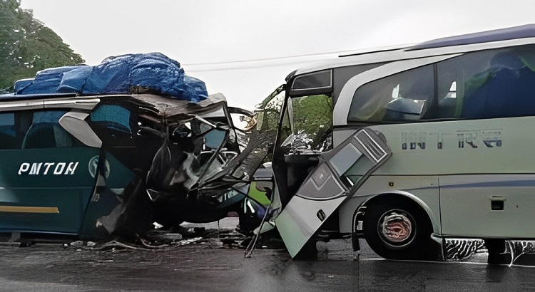 Bus Intra dan PMTOH Adu Kambing, 2 Penumpang Luka Berat