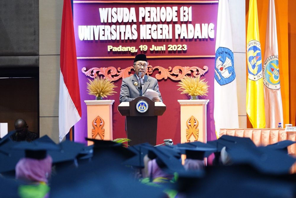 Gubernur Riau Orasi Ilmiah Dihadapan Ribuan Mahasiswa dan Orang Tua di UNP Sumatera Barat