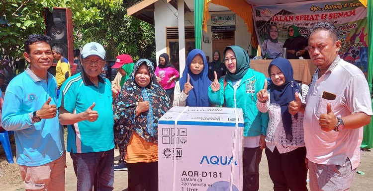Indriani 'Jilbah Hijau' dan H. Chaidir Jalan Sehat Bersama Warga Kulim Serta Tenayan Raya