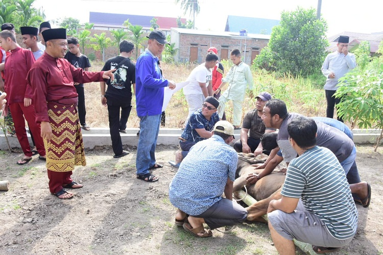 Wabup Bagus Santoso dan Keluarga Melaksanakan Kurban di Mushalla Al-Ikhsan