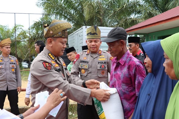 Launching Polisi RW di Pelalawan, Kapolres dan Forkompimda Salurkan Bantuan Untuk Masyarakat Miskin