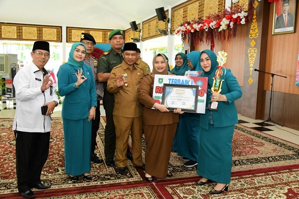 Bupati Kasmarni Serahkan Hadiah Pemenang Lomba HKG PKK Tingkat Bengkalis 2023