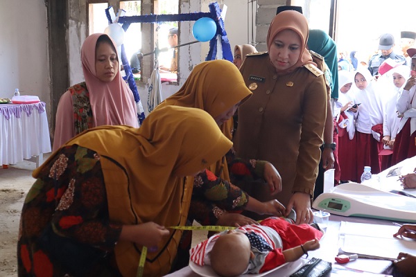 Bupati Rezita Jadi Rebutan Foto Hingga Turun ke Sawah Bersama Petani