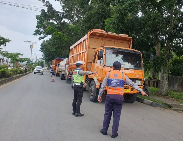 Dishub Riau Tilang Ratusan Truk Over Kapasitas di Kuansing