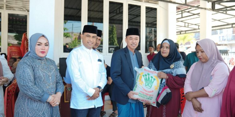 Bupati Rohil Berbagi Sembako Pada Tukang Becak, Gerobak Hingga Wartawan