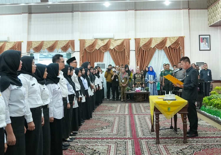 Bupati Rohil Serahkan SK P3K Kesehatan dan Ambil Sumpah Jabatan Fungsional Guru PNS