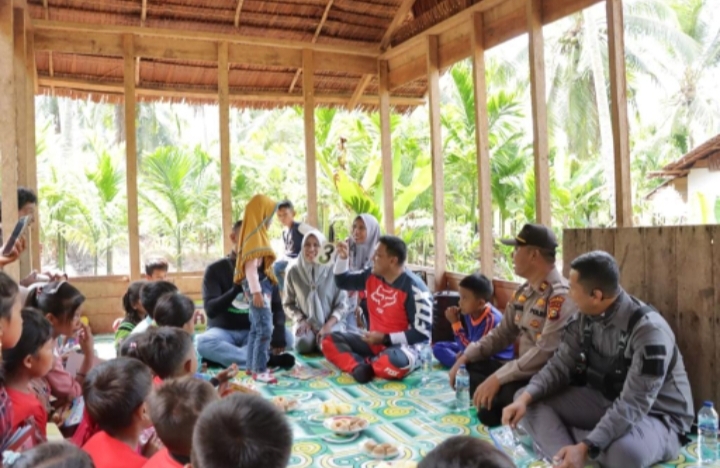 Kapolres Meranti Bantu Taman Baca Suku KAT Desa Tanah Merah