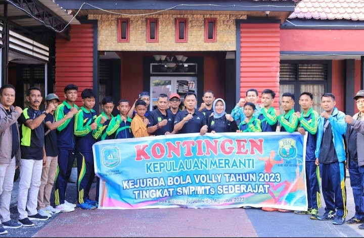 Lepas Atlet Pelajar Bola Voli ke Kejurda Riau, Plt Bupati: Jaga Kekompakan dan Junjung Tinggi Sportivitas