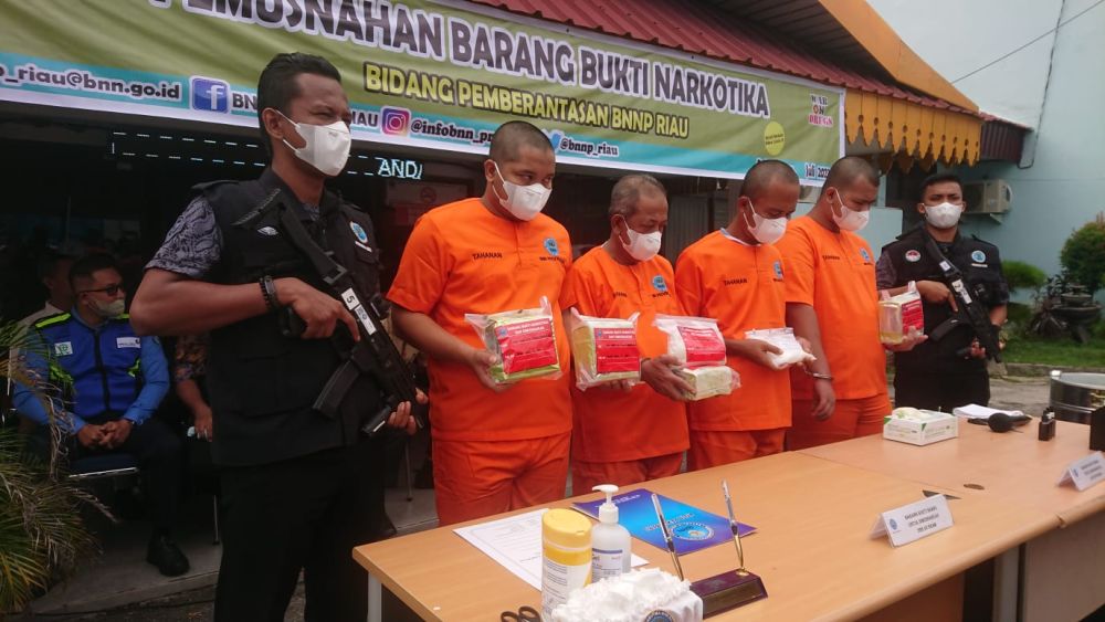 BNN Provinsi Riau Tangkap Bandar Sabu Jaringan Internasional di Tol Permai