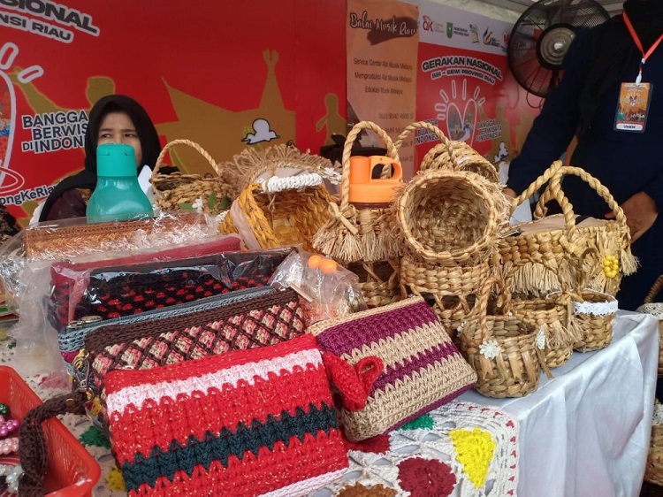 Enceng Gondok Ternyata Bisa Dianyam Jadi Uang, Kriya Sanax Telah Membuktikannya