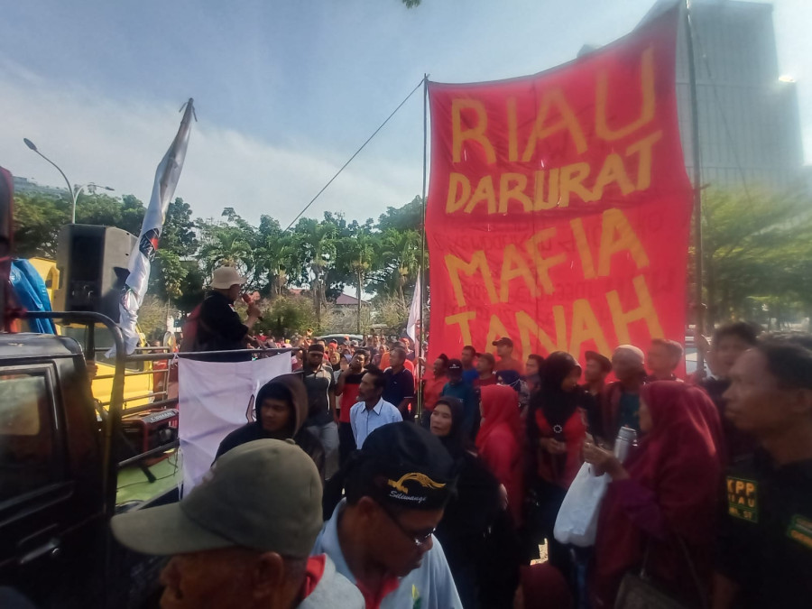 Riau Darurat Mafia Tanah, Ratusan Massa Geruduk Kantor Gubernur Riau