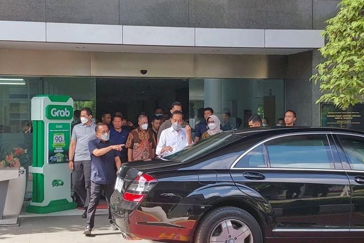 Presiden Jokowi Jenguk Cak Nun di RSUP Dr Sardjito Yogyakarta