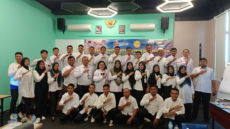 Petani Sawit Kampar Dilatih Manajemen dan Administrasi Keuangan