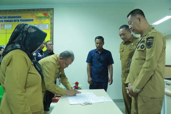 Lantik Plt Kadis Ketapang, Sekdako Pekanbaru Minta Mahyuddin Kendalikan Inflasi