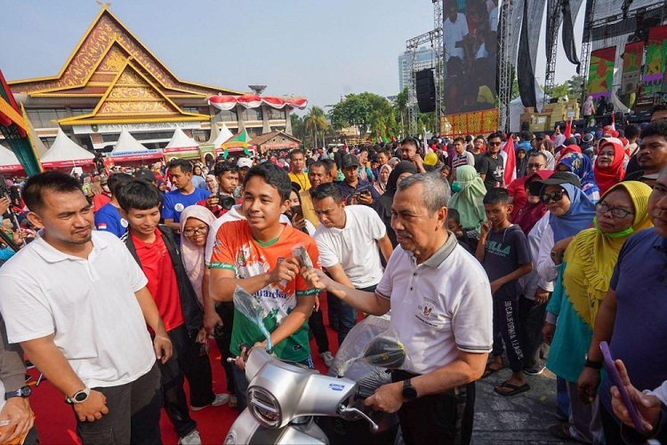 Arif tak Tanggung Senang Dapat Motor Yamaha Fazzio dari Gubernur Syamsuar