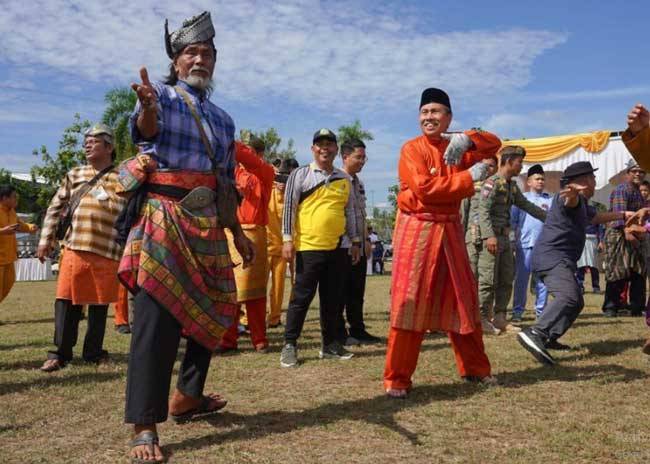 Dibuka Gubri, Lomba Layang-layang HUT Riau Diserbu Peserta dari Berbagai Daerah
