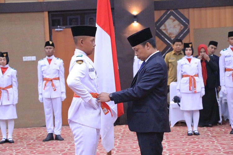Dikukuhkan, Pj Walikota Pekanbaru Minta Jangan Ada Paskibraka yang Tumbang Saat Upacara