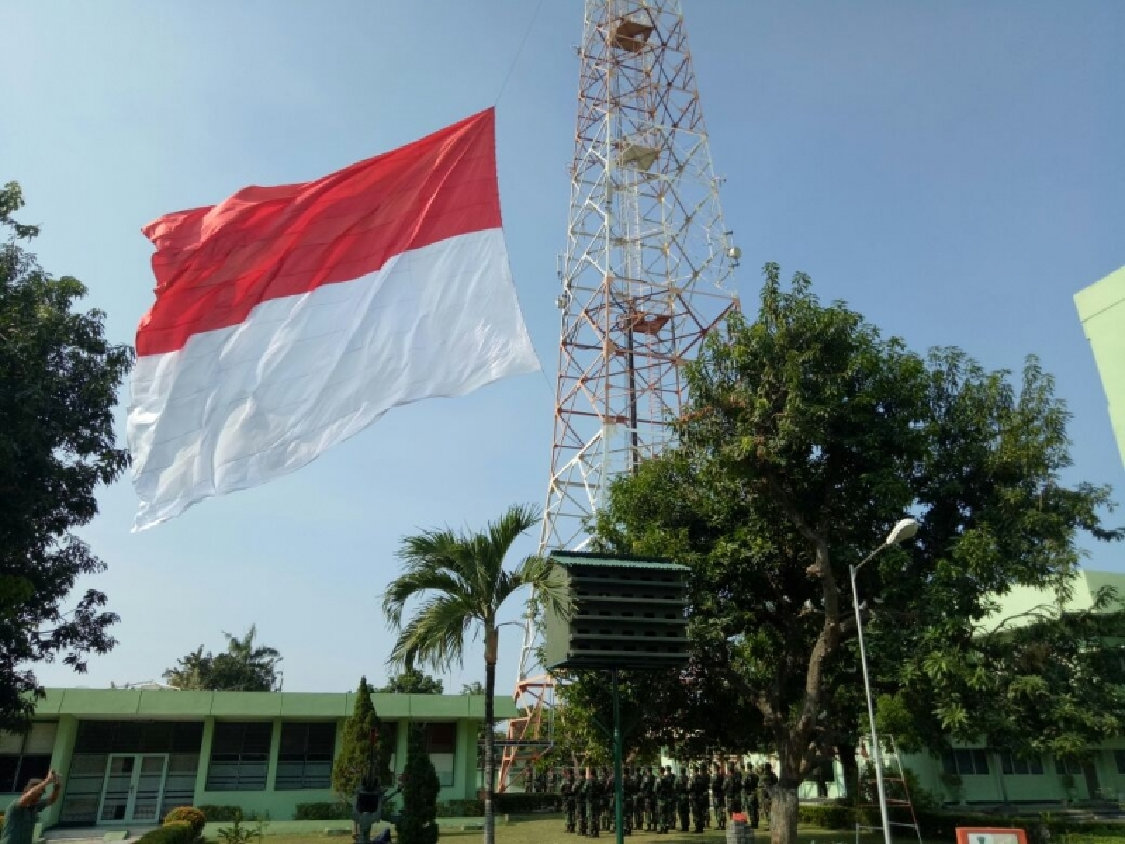 Semarakan HUT RI, Pemko Pekanbaru Kibarkan Bendera Raksasa di Tower RRI Sudirman