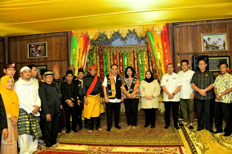 Tiba di Bengkalis, Menteri Kominfo Disambut Bupati Kasmarni Dengan Silat dan Tarian Poang