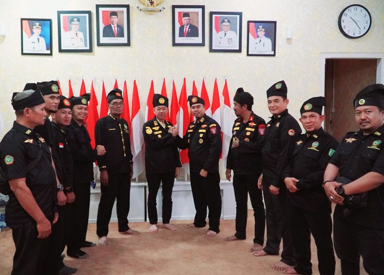 Gagah! Bupati Rohil Kenakan Tanjak Serta Seragam Kehormatan DPDK LLMB Negeri Seribu Kubah