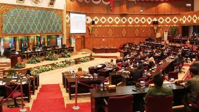 Gawat! Suara Sekdaprov Riau Terganggu, Sidang Paripurna DPRD Riau Dihentikan