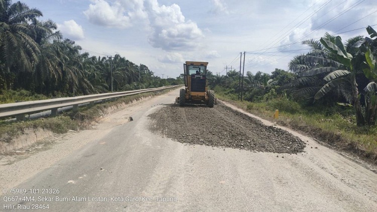 Pemprov Riau Perbaiki Jalan Kandis-Tapung
