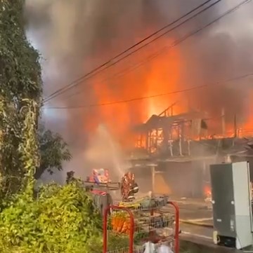 Minggu Sore, 15 Ruko di Sungai Apit Siak Hangus Terbakar