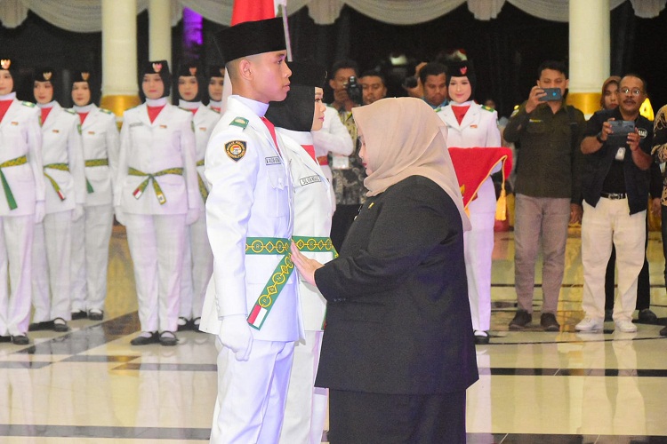Bupati Kasmarni Kukuhkan 75 Anggota Paskibraka