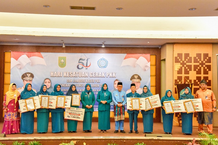 BRK Syariah Beri Sagu Hati Kepada Pengurus PKK Penerima Adhi Bhakti Utama dan Madya