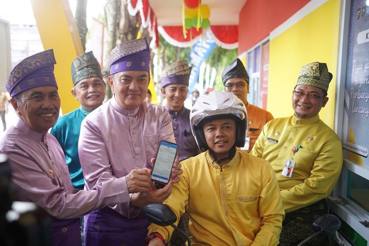 Tidak Terima Tunai, Pembayaran Samsat Drive Thru Gajah Mada Gunakan QRIS BRK Syariah