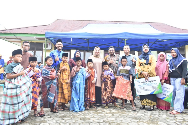 Selain Menganyam Pandan Khas Suku Talang, Bupati Rezita Lakukan Ini di Kecamatan Rakit Kulim