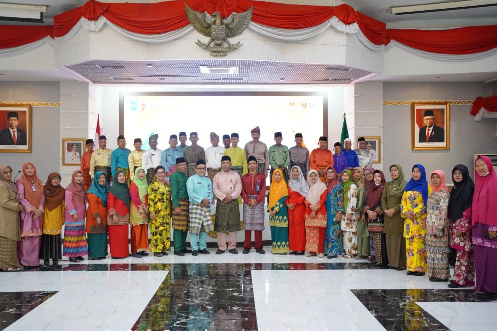 Serahkan SK Pensiun, Plt Asisten III Setdaprov Riau: Gaji Pensiun Tak Sama PNS Aktif Ini Pemicu Penyakit