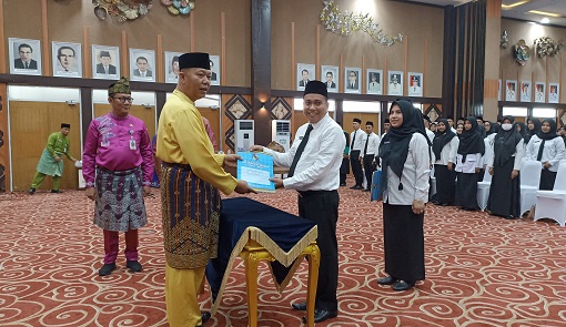 Sekdako Pekanbaru Serahkan 321 SK Pegawai PPPK, Sebanyak 259 Tenaga Guru