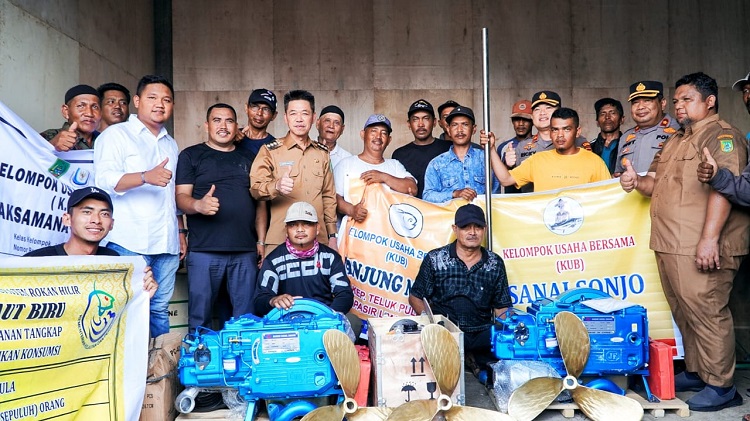 Bupati Afrizal dan Kapolres Rohil Serahkan Bantuan 80 Mesin Boat