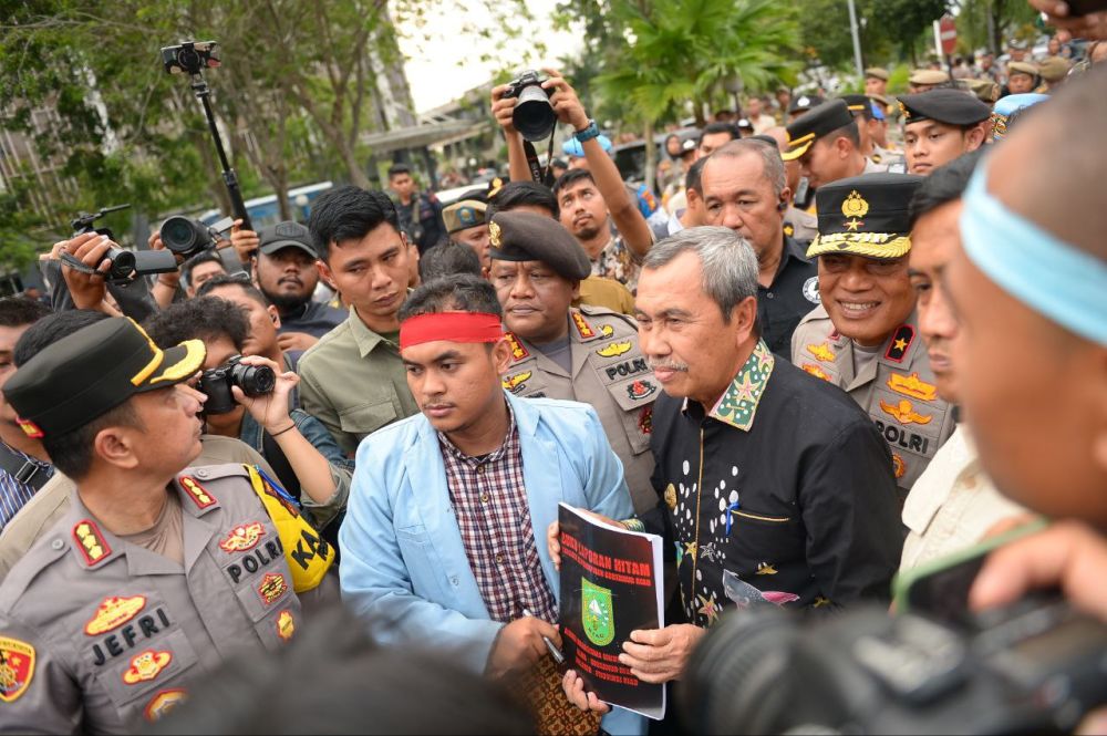 Temui Ratusan Mahasiswa yang Mendemo Dirinya, Gubri Syamsuar Janji Merespon Tuntutan