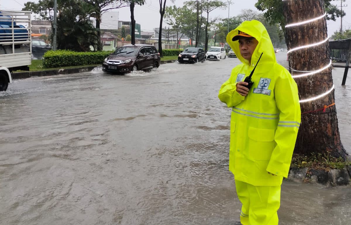 Arus Lalu Lintas Lumpuh Akibat Banjir, Kapolresta Pekanbaru Langsung Turun Bantu Masyarakat