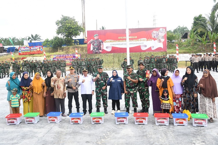 Desa Sebangar jadi Lokasi TMMD, Bupati Kasmarni: Harus Bahu Membahu Dengan TNI