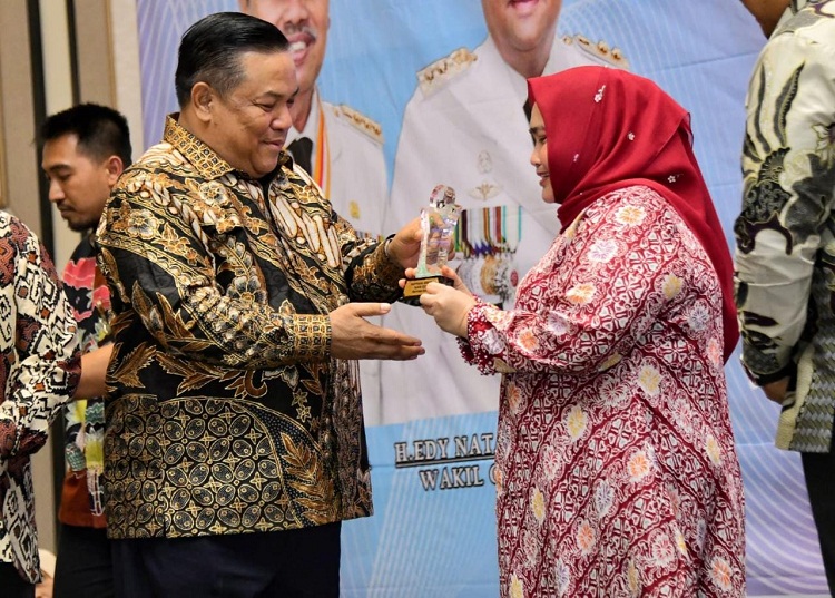 Bupati Bengkalis Terbaik Dalam Perlindungan Pekerja Rentan dan Non ASN