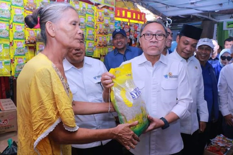 Mendag Bagi-bagi Beras dan Belanja di Pasar Palapa